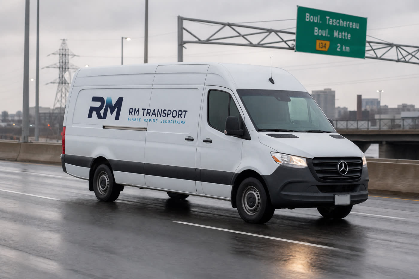 Fourgonnette RM Transport sur la route, slogan fiable rapide sécuritaire