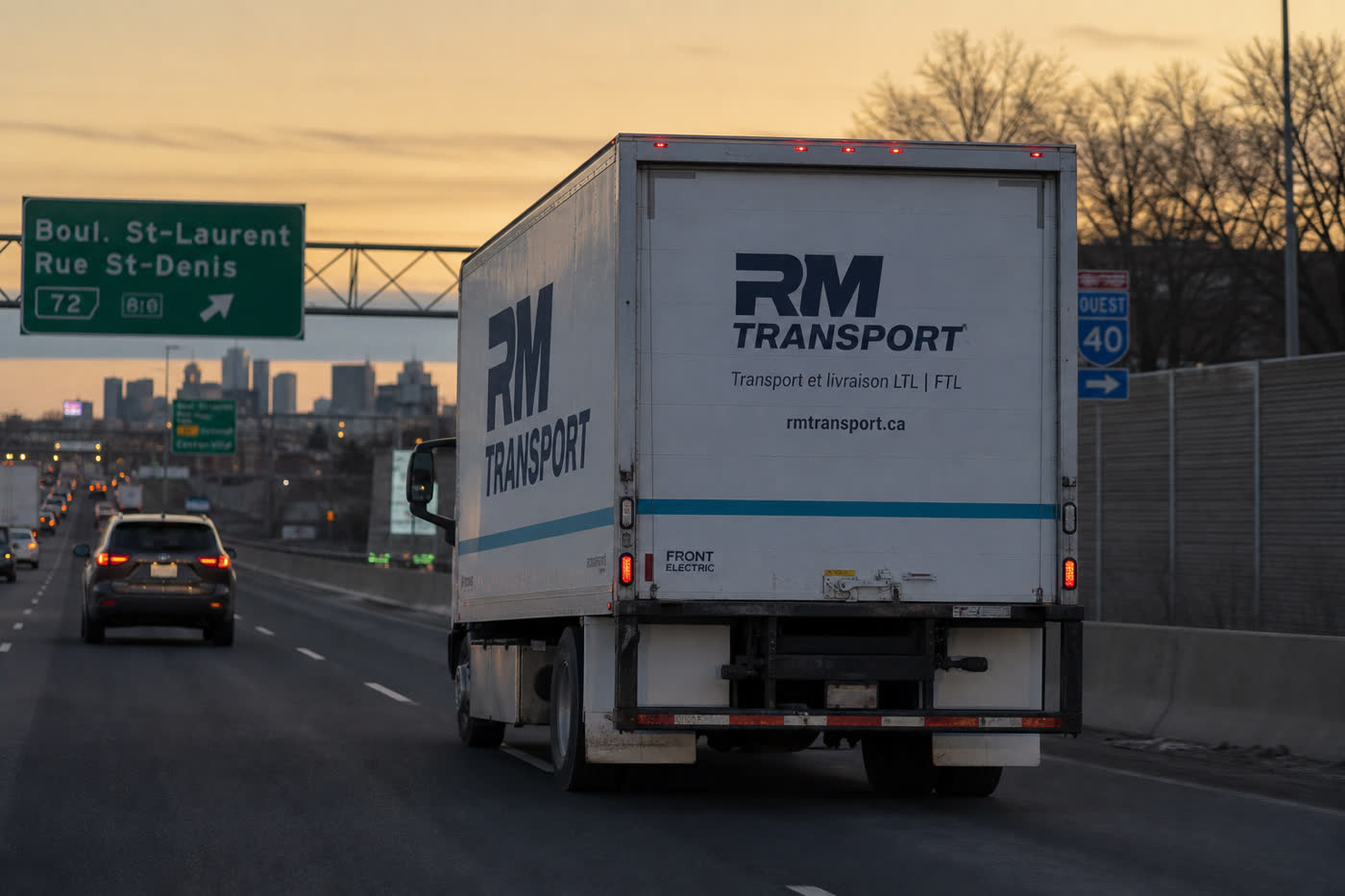 Camion électrique RM Transport sur l’autoroute 40 à Montréal